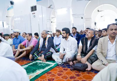 الرئيس الزُبيدي يؤدي صلاة الجمعة بجامع عمر في المكلا