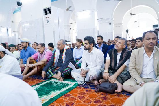 الرئيس الزُبيدي يؤدي صلاة الجمعة بجامع عمر في المكلا