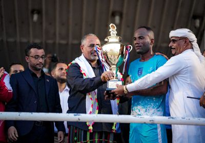 بكأسي البطل والوصيف.. الرئيس الزُبيدي يكرم فريقي مباراة ذكرى فك الارتباط
