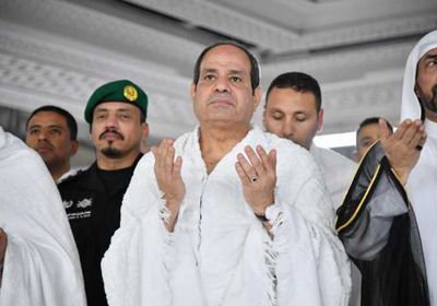 الرئيس المصري يؤدي مناسك العمرة