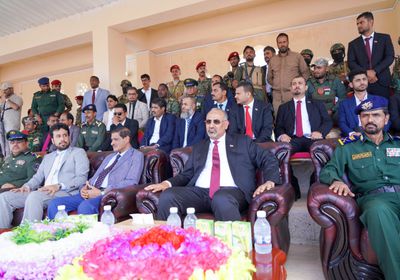 برفقة البحسني.. الرئيس الزُبيدي يتفقد كلية الشرطة في المكلا