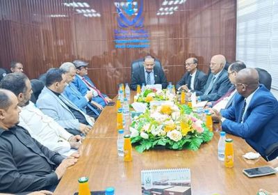 وزير النقل يبحث تطوير ميناء المكلا ويتفقد أرصفته