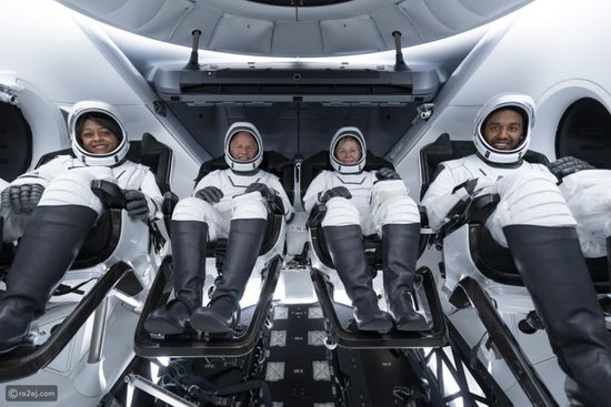 رائدا الفضاء السعوديان يصلان لمركبة دراغون