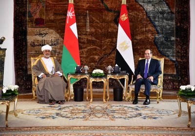 الرئيس السيسي يرحب بسلطان عمان في مصر