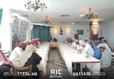 بن بريك يلتقي مشايخ قبيلة المناهيل