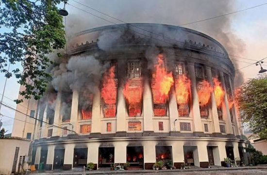 حريق هائل يدمّر مبنى البريد التاريخي في مانيلا