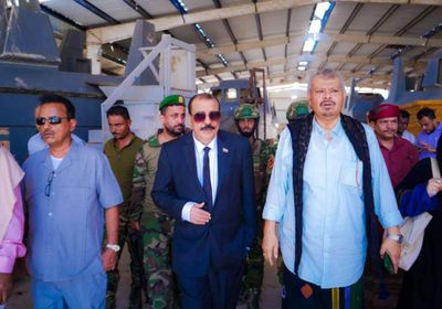 بن بريك يتفقد مصنع حضرموت للفيبرجلاس واحتياجات تطويره