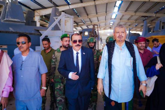 بن بريك يتفقد مصنع حضرموت للفيبرجلاس واحتياجات تطويره