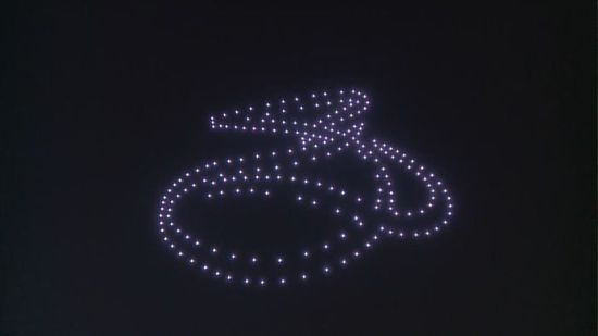 طائرات الـ"درون" تزين سماء عمّان احتفالاً بقرب زفاف ولي العهد الأردني