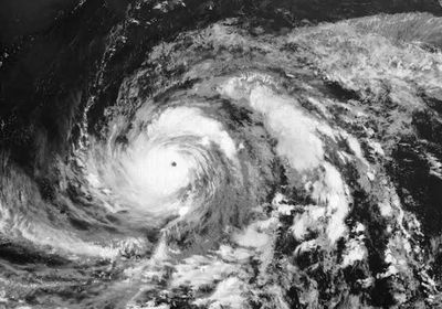 إعصار ماوار يمر شمال جزيرة غوام الأمريكية 