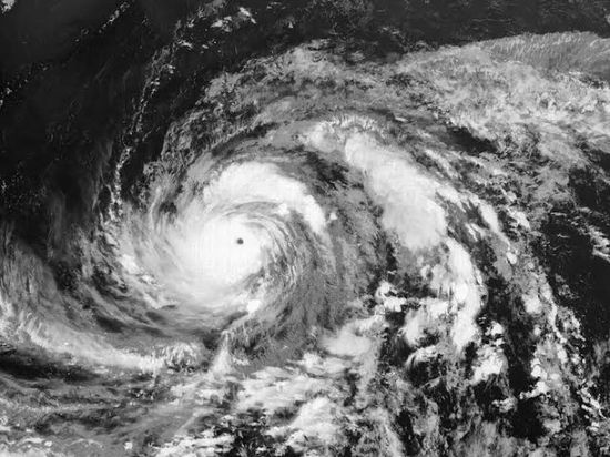 إعصار ماوار يمر شمال جزيرة غوام الأمريكية 