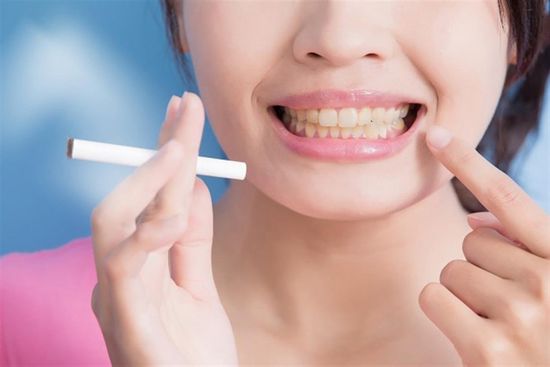 دراسة تحذر من آثار التدخين على صحة الفم