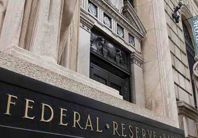 الفيدرالي الأمريكي يفتح الباب لاحتمالية رفع الفائدة