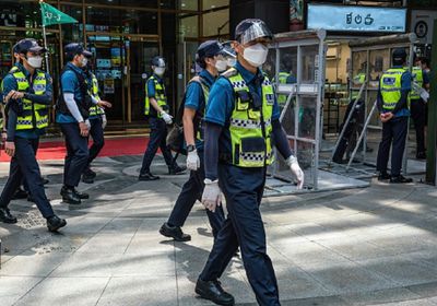 كوريا الجنوبية تحتجز راكبًا بعد فتحه باب طائرة