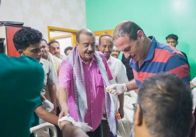 بن بريك يتفقد أفراد حمايته المصابين بحادث مروري