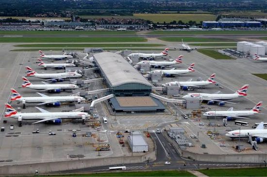 تأخيرات في مطارات بريطانية جراء خلل 