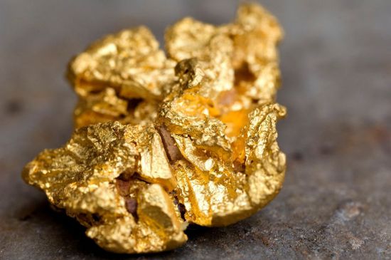 أسعار الذهب ترتفع عند التسوية تأثرا بهبوط الدولار