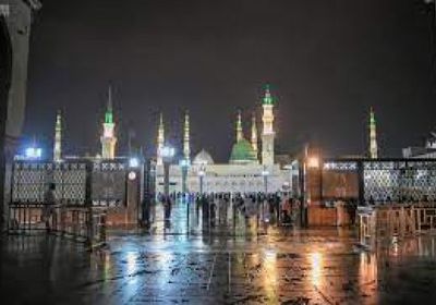 أمطار غزيرة تضرب المسجد النبوي بالمدينة المنورة