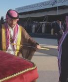 بمناسبة زفافه.. ملك الأردن يهدي ولى العهد سيفا هاشميا