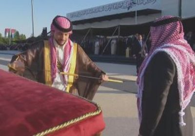 بمناسبة زفافه.. ملك الأردن يهدي ولى العهد سيفا هاشميا