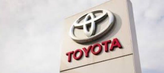 تويوتا ترفع مبيعاتها العالمية بدعم من السيارات الهجينة