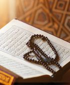 حكم قراءة المرأة القرآن بملابس البيت؟.. الإفتاء توضح