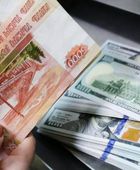 الدولار يتراجع أمام الروبل الروسي في بورصة موسكو