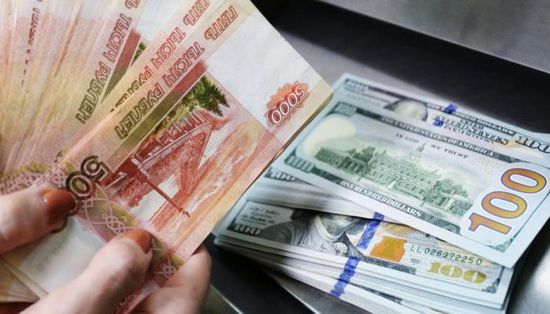 الدولار يتراجع أمام الروبل الروسي في بورصة موسكو