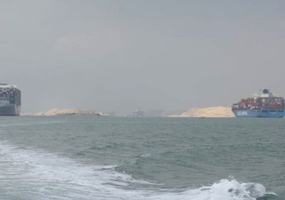 مصر تنشر 3 زوارق لسحب ناقلة نفط تعطلت محركاتها في قناة السويس