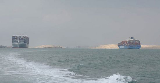 مصر تنشر 3 زوارق لسحب ناقلة نفط تعطلت محركاتها في قناة السويس