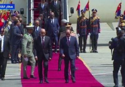 الرئيس المصري يستقبل نظيره الموريتاني بمطار القاهرة