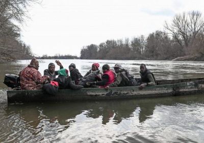 اليونان ستُنقذ طالبي لجوء على نهر حدودي