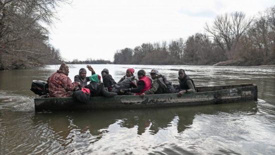 اليونان ستُنقذ طالبي لجوء على نهر حدودي