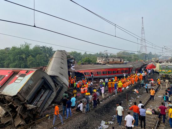 استئناف حركة القطارات بموقع كارثة الاصطدام في الهند