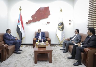 نائب رئيس الانتقالي يناقش سير العمل بالجمارك