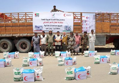 هلال الإمارات يوزع 32 طن مساعدات في بيحان العليا