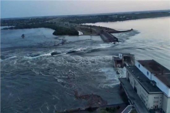 أوكرانيا تدعو منظمات الإغاثة لمواجهة تداعيات تدمير السد