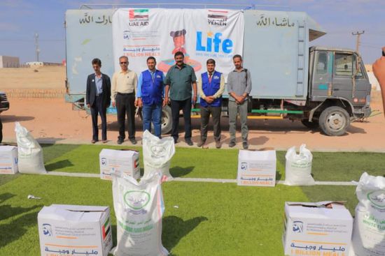من مبادرة بن راشد.. توزيع 500 سلة غذاء في شبوة