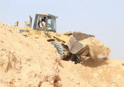 استجابة للمواطنين.. انتقالي غيل باوزير يردم بركة "حفرة الموت"