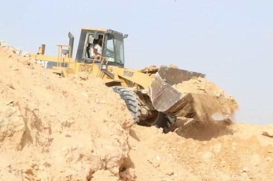 استجابة للمواطنين.. انتقالي غيل باوزير يردم بركة "حفرة الموت"