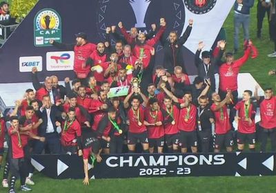 الرئيس الجزائري يُكرم لاعبي اتحاد العاصمة عقب التتويج بالكونفدرالية