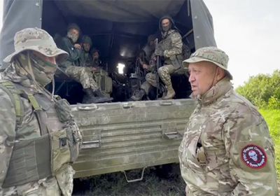 تقليد جنود روس بأوسمة "النجم الذهبي لبطل روسيا"