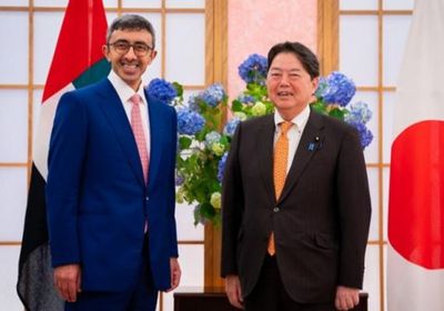 الشيخ عبدالله بن زايد يجري مباحثات مع نظيره الياباني