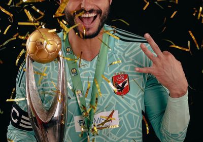 محمد الشناوي يحتفل بالتتويج باللقب الإفريقي على طريقته الخاصة