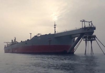 فريق تفريغ صافر يصعد على ظهر الناقلة