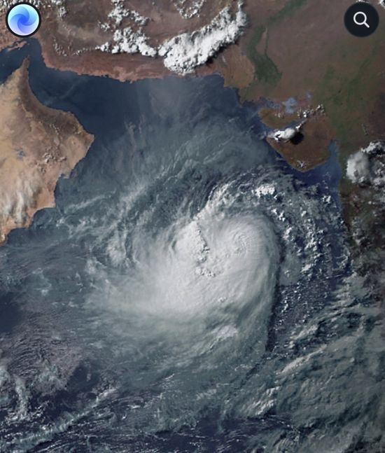 باكستان تجلي آلاف السكان مع اقتراب إعصار بيبارجوي