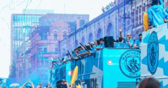 لاعبو السيتي يحتفلون بالثلاثية التاريخية في شوارع المدينة