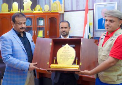 محافظ شبوة يكرم مؤسسة خليفة بن زايد لدورها الإنساني