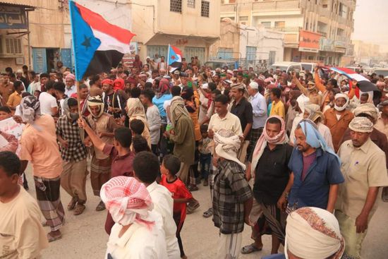 استقبال شعبي لمعتقلين مفرج عنهم من سجون الإخوان بوادي حضرموت