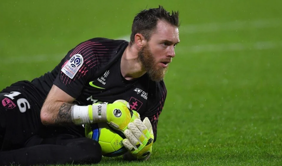 أوكيدجا حارس الجزائر يعتزل دوليًا